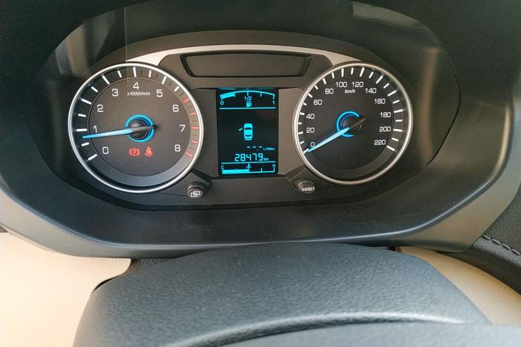 Used FAW Yingzhi 737 2015 1.5L Manual Deluxe Navigation Version Odometer Close Up
