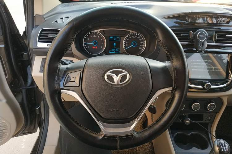 Used FAW Yingzhi 737 2015 1.5L Manual Deluxe Navigation Version Steering Wheel