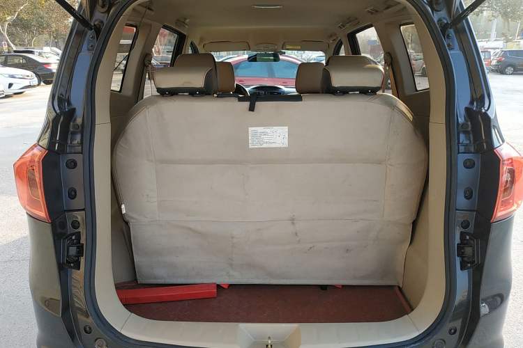 Used FAW Yingzhi 737 2015 1.5L Manual Deluxe Navigation Version Trunk