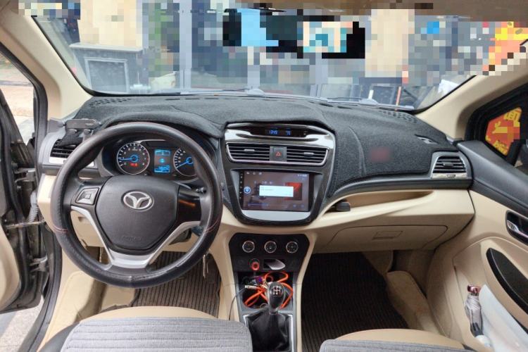 Used FAW Yingzhi 737 2015 1.5L Manual Elite Edition Center Console