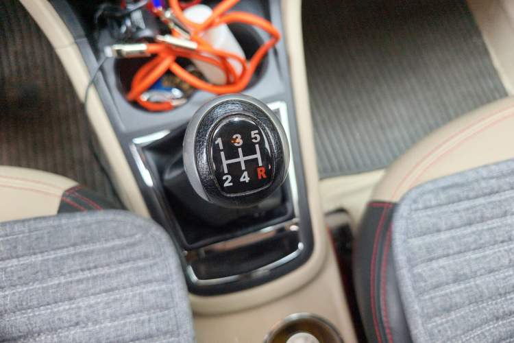 Used FAW Yingzhi 737 2015 1.5L Manual Elite Edition Gear Lever