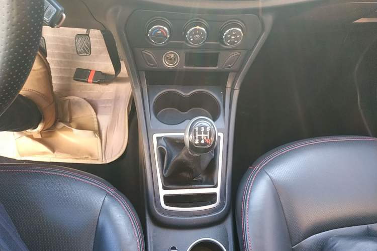 Used FAW Yingzhi 737 2015 1.5L Manual Comfort Model Audio And AC Panel