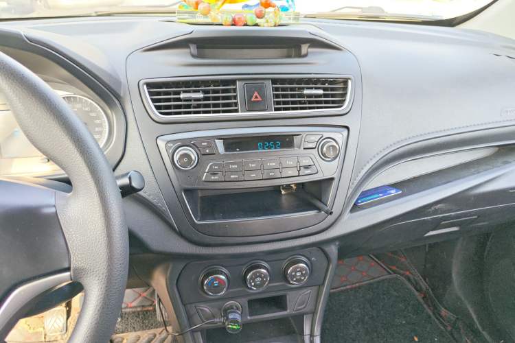 Used FAW Yingzhi 737 2015 1.5L Manual Comfort Model Audio And AC Panel