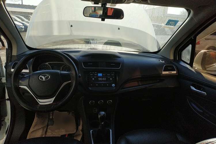 Used FAW Yingzhi 737 2015 1.5L Manual Comfort Model Center Console