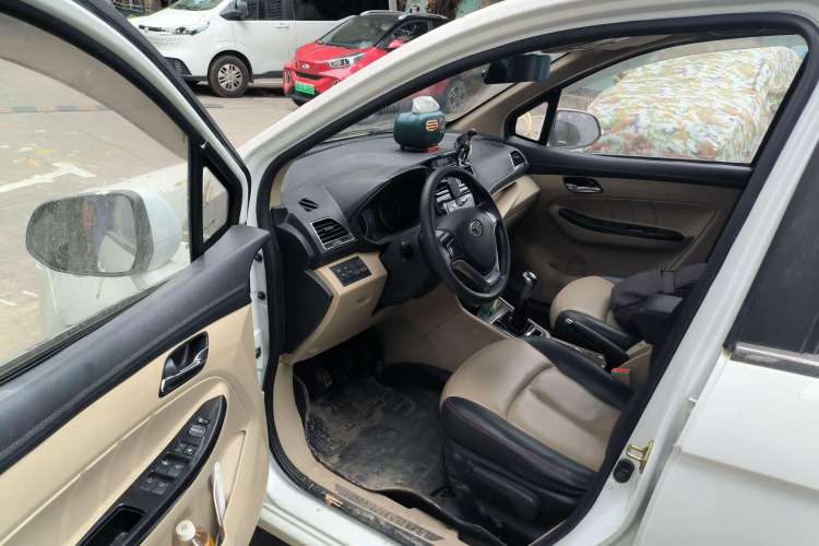 Used FAW Yingzhi 737 2015 1.5L Manual Deluxe Navigation Version Driver Seat
