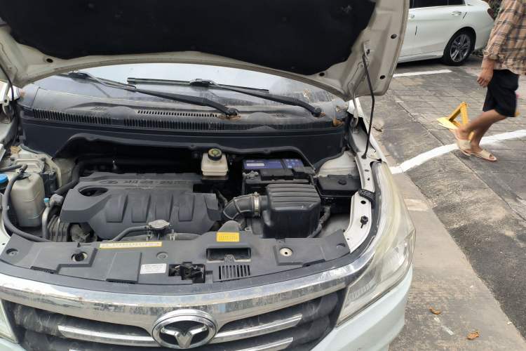 Used FAW Yingzhi 737 2015 1.5L Manual Deluxe Navigation Version Engine Bay Left