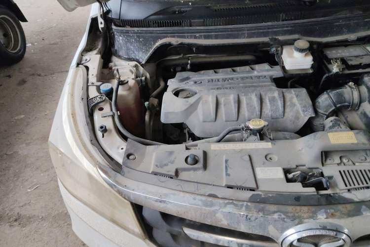Used FAW Yingzhi 737 2015 1.5L Manual Deluxe Navigation Version Engine Bay Right