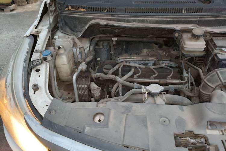 Used FAW Yingzhi 737 2015 1.5L Manual Deluxe Navigation Version Engine Bay Right