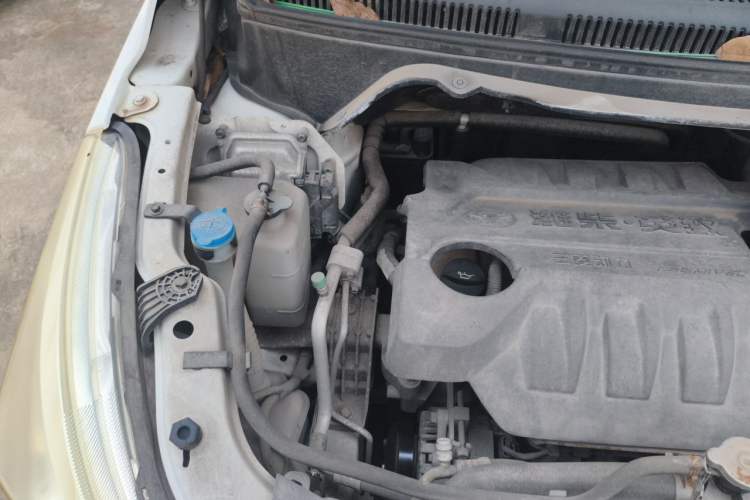 Used FAW Yingzhi 737 2015 1.5L Manual Deluxe Navigation Version Engine Bay Right
