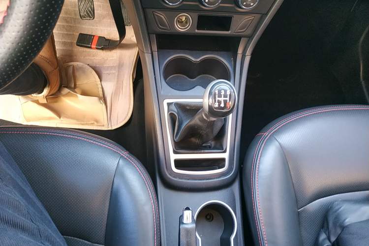 Used FAW Yingzhi 737 2015 1.5L Manual Comfort Model Gear Lever