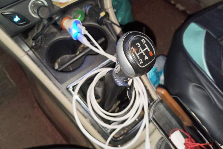 Used FAW Yingzhi 737 2015 1.5L Manual Deluxe Navigation Version Gear Lever