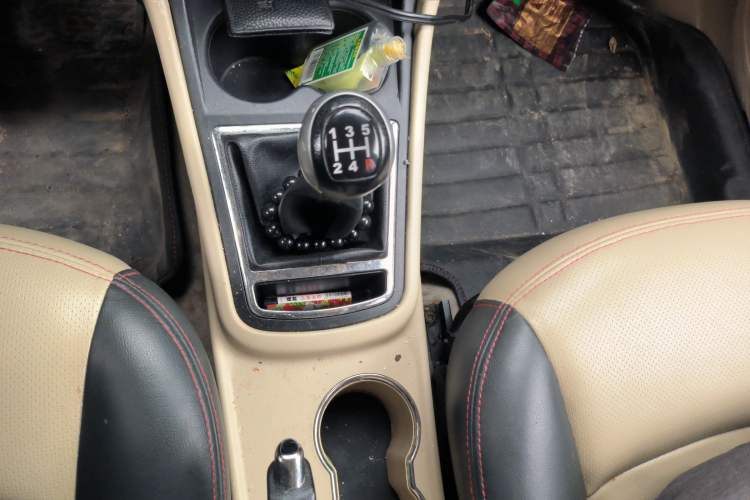Used FAW Yingzhi 737 2015 1.5L Manual Deluxe Navigation Version Gear Lever