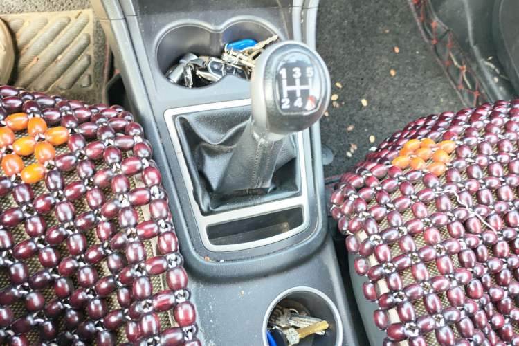 Used FAW Yingzhi 737 2015 1.5L Manual Comfort Model Gear Lever