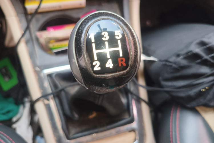 Used FAW Yingzhi 737 2015 1.5L Manual Deluxe Navigation Version Gear Lever