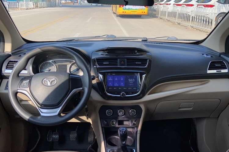 Used FAW Yingzhi 737 2015 1.5L Manual Deluxe Navigation Version Interior 3