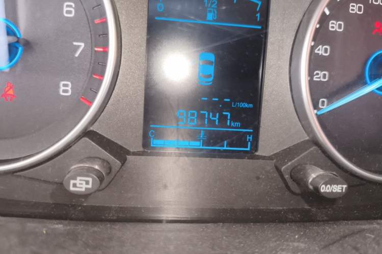 Used FAW Yingzhi 737 2015 1.5L Manual Deluxe Navigation Version Odometer Close Up
