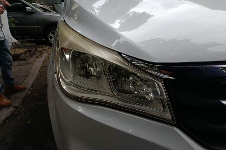 Used FAW Yingzhi 737 2015 1.5L Manual Deluxe Navigation Version Right Front Headlight