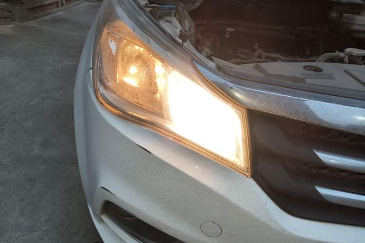 Used FAW Yingzhi 737 2015 1.5L Manual Deluxe Navigation Version Right Front Headlight
