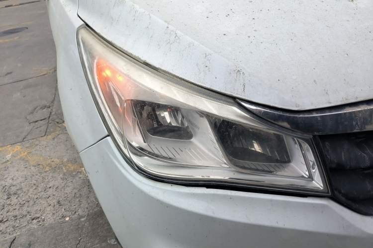 Used FAW Yingzhi 737 2015 1.5L Manual Deluxe Navigation Version Right Front Headlight