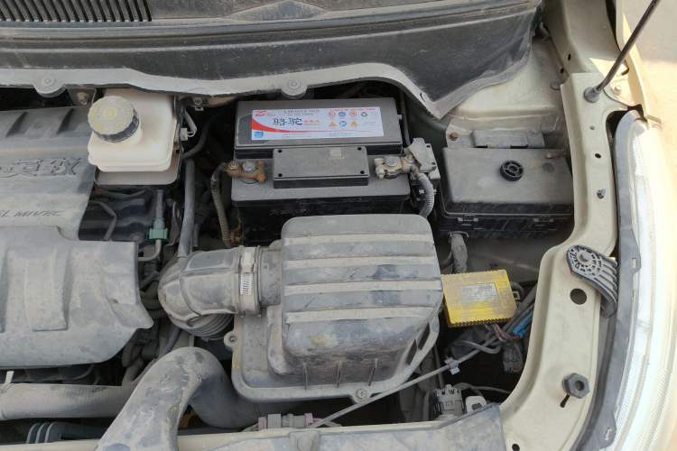 Used FAW Yingzhi 737 2015 1.5L Manual Deluxe Navigation Version Engine Bay Left