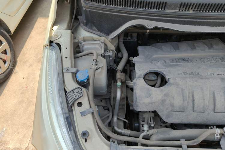Used FAW Yingzhi 737 2015 1.5L Manual Deluxe Navigation Version Engine Bay Right
