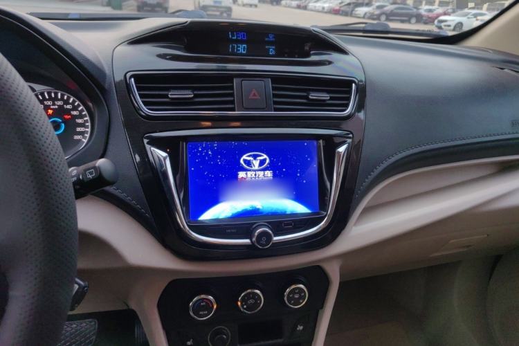 Used FAW Yingzhi 737 2016 1.5L CVT Luxury Navigation Edition Audio And AC Panel