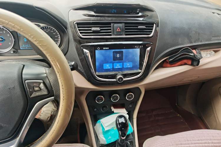 Used FAW Yingzhi 737 2016 1.5L CVT Luxury Navigation Edition Audio And AC Panel