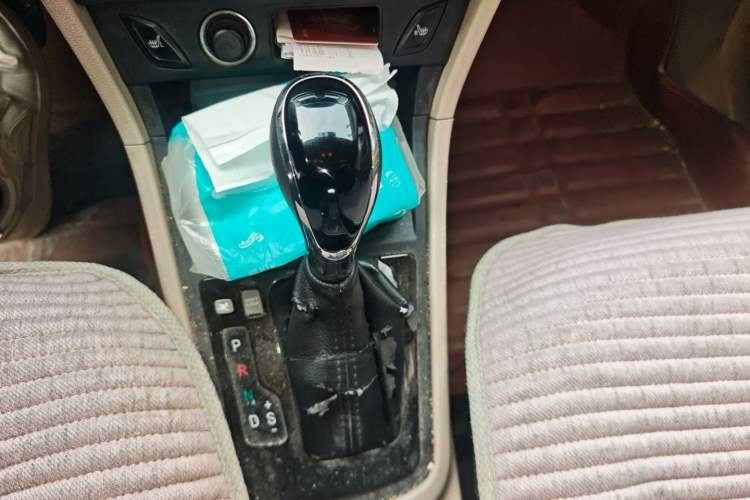 Used FAW Yingzhi 737 2016 1.5L CVT Luxury Navigation Edition Gear Lever