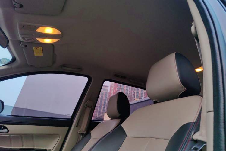 Used FAW Yingzhi 737 2016 1.5L CVT Luxury Navigation Edition Headliner