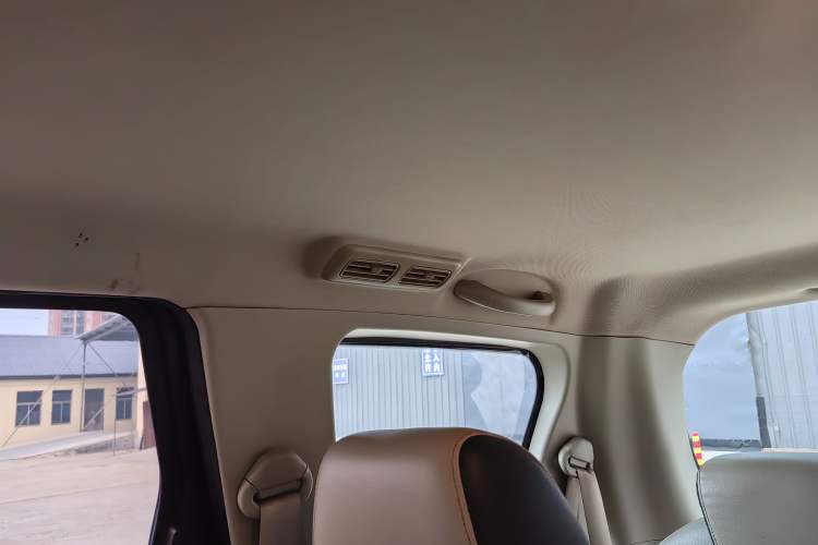 Used FAW Yingzhi 737 2016 1.5L CVT Luxury Navigation Edition Interior 5