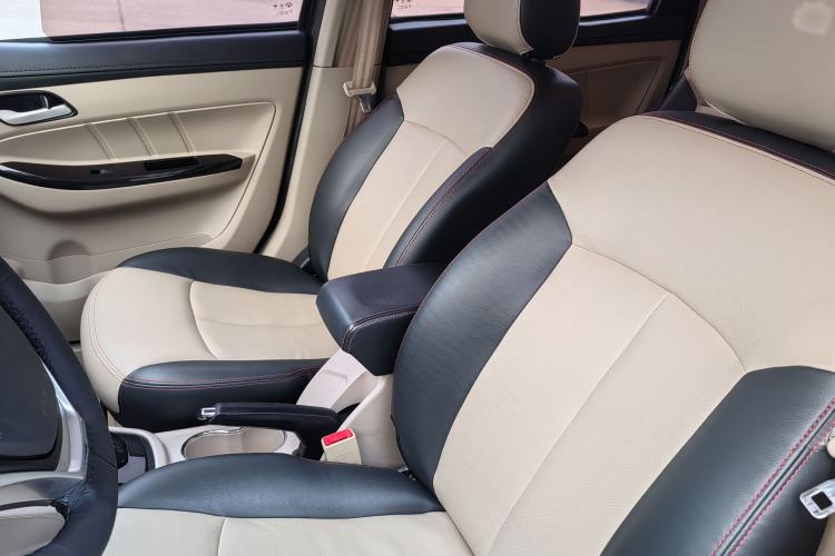 Used FAW Yingzhi 737 2016 1.5L CVT Luxury Navigation Edition Interior 8