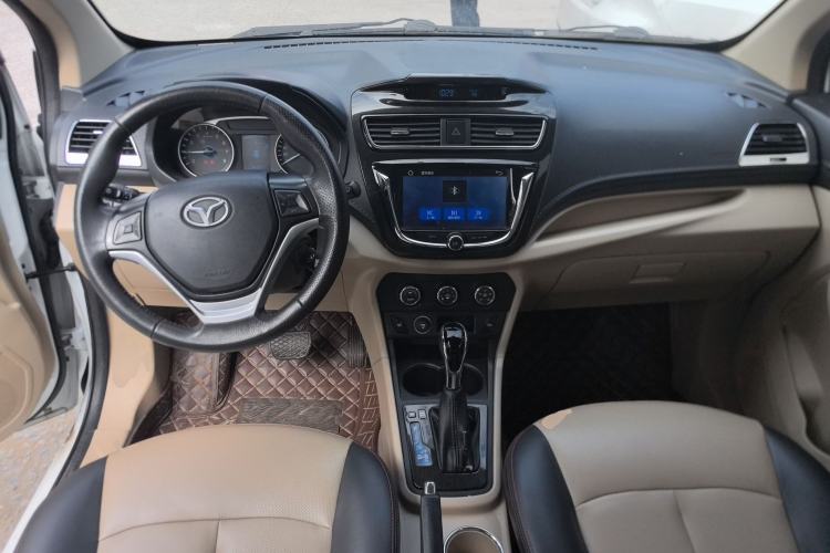 Used FAW Yingzhi 737 2016 1.5L CVT Luxury Navigation Edition Center Console