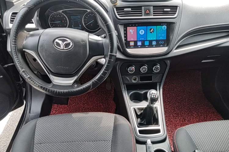 Used FAW Yingzhi 737 2017 1.5L Manual Love Edition Center Console