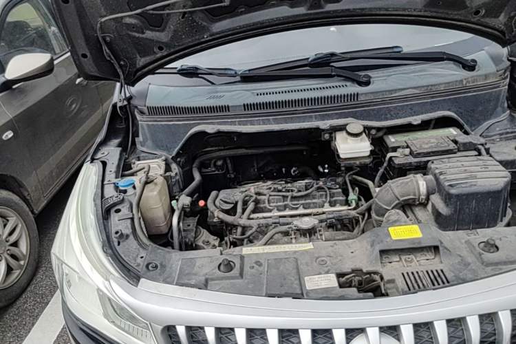 Used FAW Yingzhi 737 2017 1.5L Manual Love Edition Engine Bay Right