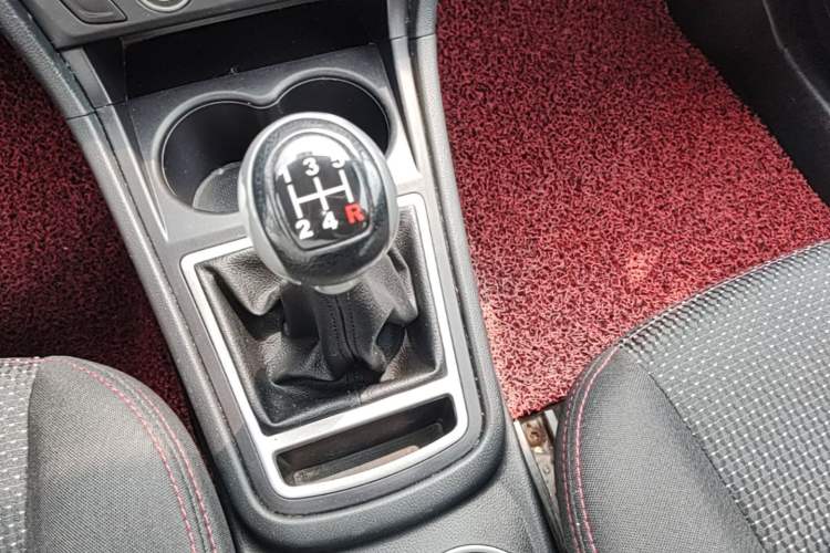 Used FAW Yingzhi 737 2017 1.5L Manual Love Edition Gear Lever