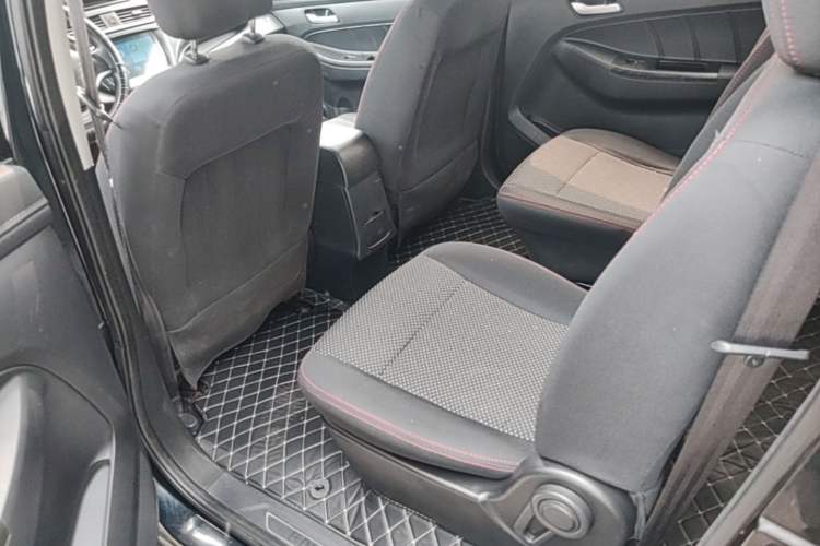 Used FAW Yingzhi 737 2017 1.5L Manual Love Edition Left Rear Seat