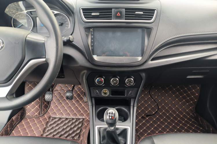 Used FAW Yingzhi 737 2017 1.5L Manual Love Edition Audio And AC Panel