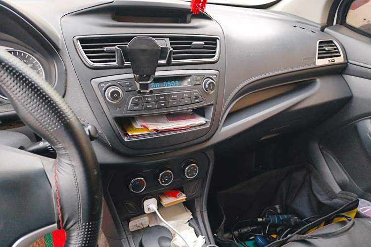 Used FAW Yingzhi 737 2017 1.5L Manual Love Edition Audio And AC Panel