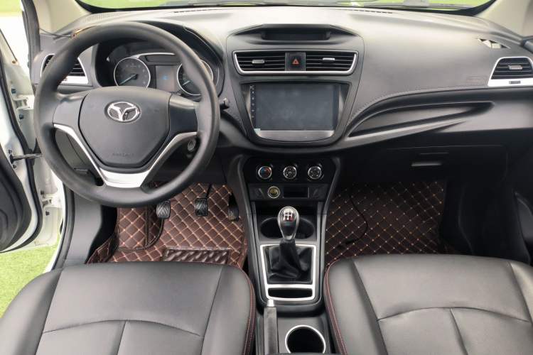 Used FAW Yingzhi 737 2017 1.5L Manual Love Edition Center Console