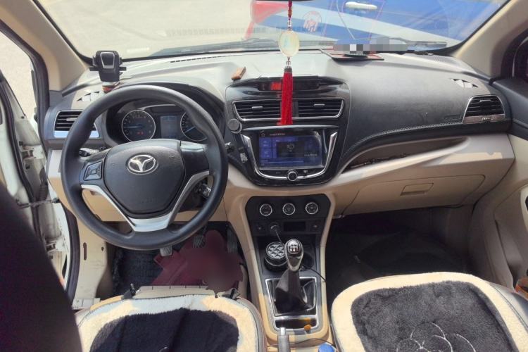 Used FAW Yingzhi 737 2017 1.5L Manual Love Edition Center Console