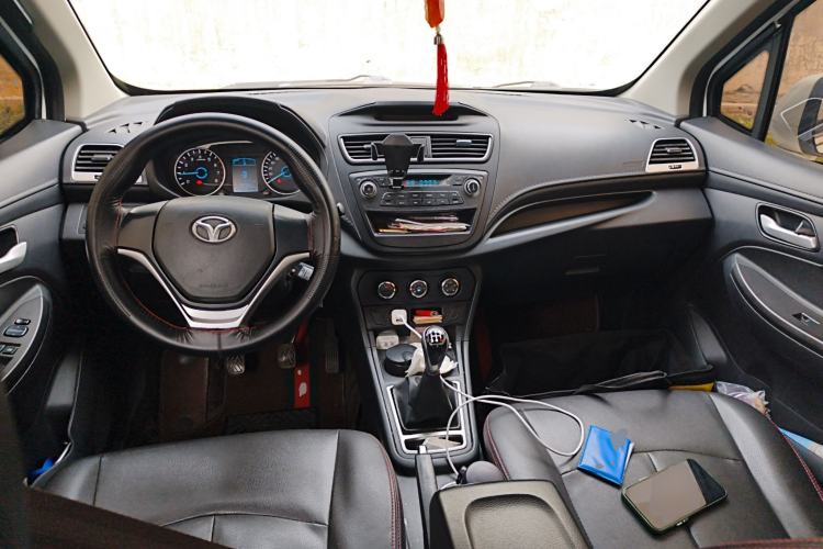 Used FAW Yingzhi 737 2017 1.5L Manual Love Edition Center Console