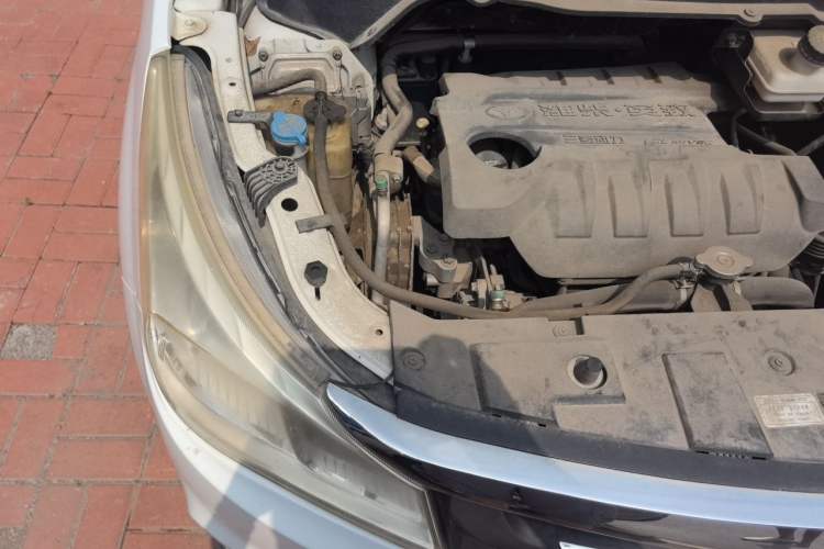 Used FAW Yingzhi 737 2017 1.5L Manual Love Edition Engine Bay Right