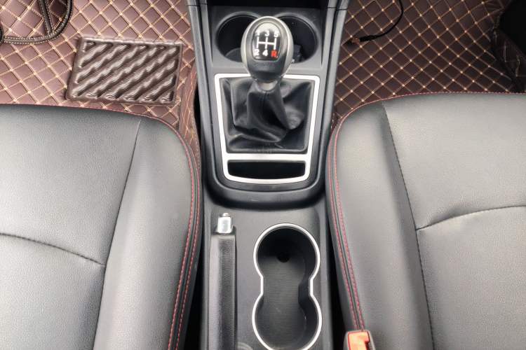 Used FAW Yingzhi 737 2017 1.5L Manual Love Edition Gear Lever