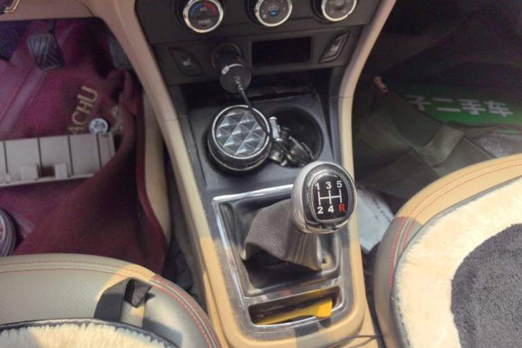 Used FAW Yingzhi 737 2017 1.5L Manual Love Edition Gear Lever