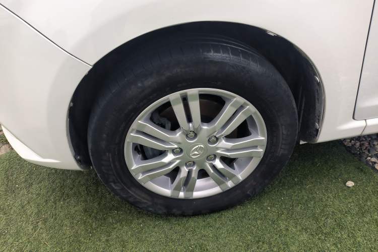 Used FAW Yingzhi 737 2017 1.5L Manual Love Edition Left Front Wheel Hub