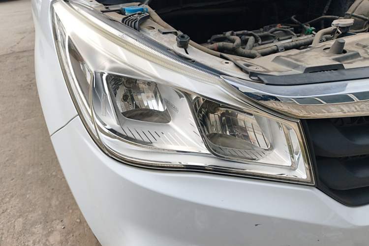 Used FAW Yingzhi 737 2017 1.5L Manual Love Edition Right Front Headlight