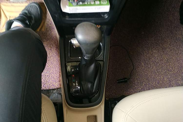 Used FAW Yingzhi G3 2015 1.5L CVT Zhihao Edition Gear Lever