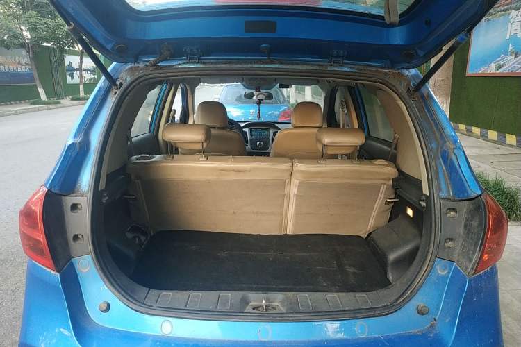 Used FAW Yingzhi G3 2014 1.5L Manual ZhiZun Edition Trunk