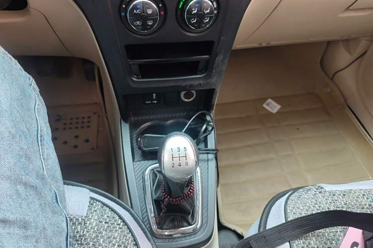 Used FAW Yingzhi G3 2014 1.5L Manual Zhihao Edition Gear Lever