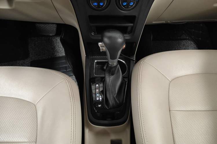 Used FAW Yingzhi G3 2015 1.5L CVT Zhihao Edition Gear Lever